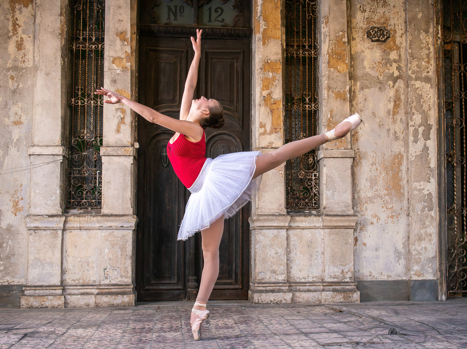 TP_1-124.   The artistry of ballet against the background of an old Cuban mansion.